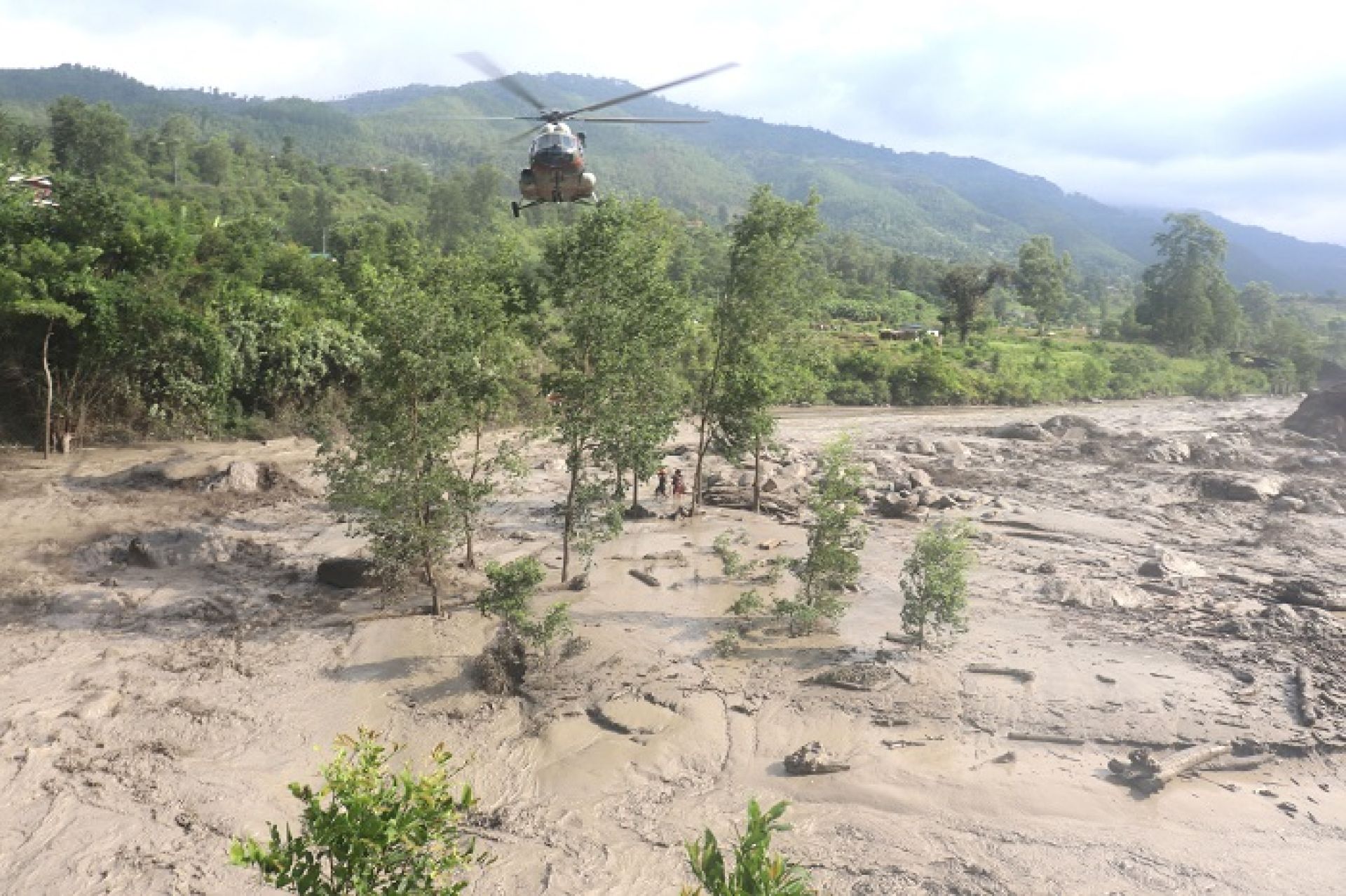 ल्हेन्दे खोला बाढीः तीन प्रहरीसहित १८ जना बेपत्ता, उद्धारका लागि हेलिकोप्टर घटनास्थलमा